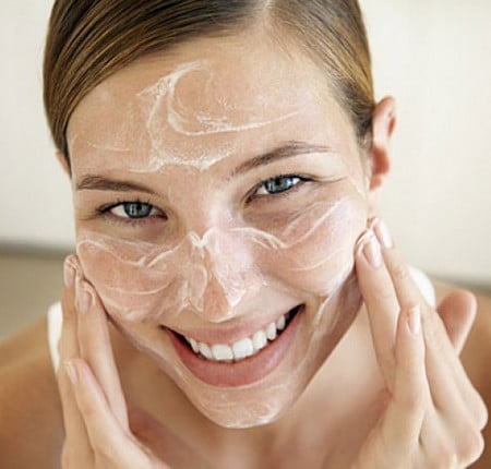 Нанося на лицо скраб, старайтесь не задеть нежную кожу вокруг глаз и возле губ зоны применения