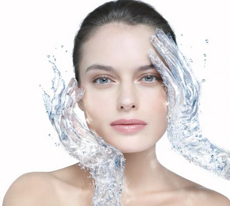 способствует сохранению необходимой влажности кожи Гиалуроновая кислота