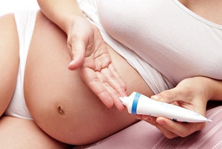 Ежедневное увлажнение кожи поможет избежать растяжек на животе от растяжек