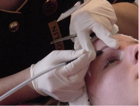 Коррекция формы бровей брови