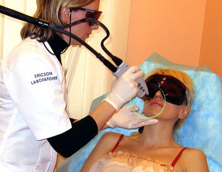 Во время проведения световой эпиляции очки при эпиляции