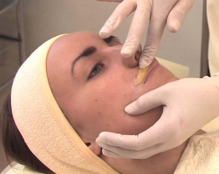 с использованием воска или сахарной пасты шугаринг