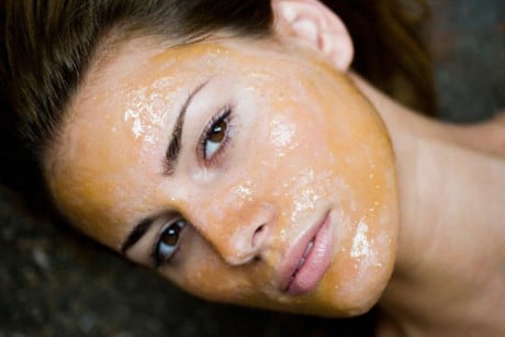 Ретиноевая кислота имеет яркий желтый цвет после процедуры