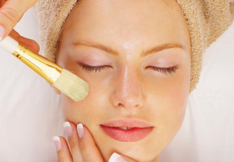 Средство наносится по массажным линиям нанесение пилинга