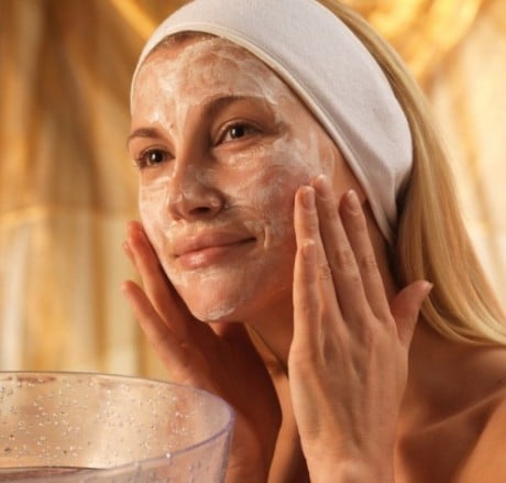 На нежную кожу вокруг глаз скраб не наносят зоны нанесения пилинга