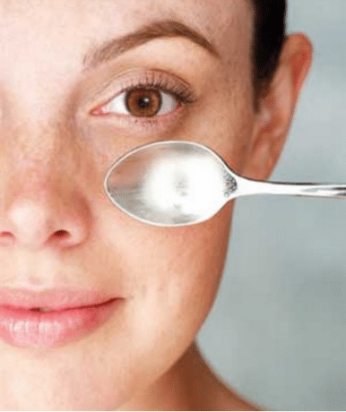 Холодная ложка избавит от мешков под глазами ложка