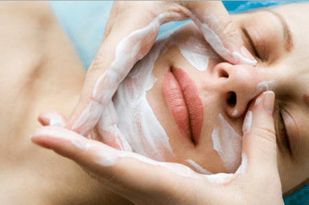 Перед массажем врач нанесет на лицо специальный крем или масло кожа лица