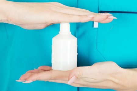 Обработка ранки перекисью Обработка ранки перекисью